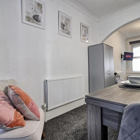 Beautiful Spacious Four Bedroom House With Parking For 2 Cars, 5 Minute Walk To Southend Station Kültér fotó