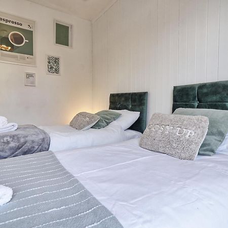 Beautiful Spacious Four Bedroom House With Parking For 2 Cars, 5 Minute Walk To Southend Station Kültér fotó