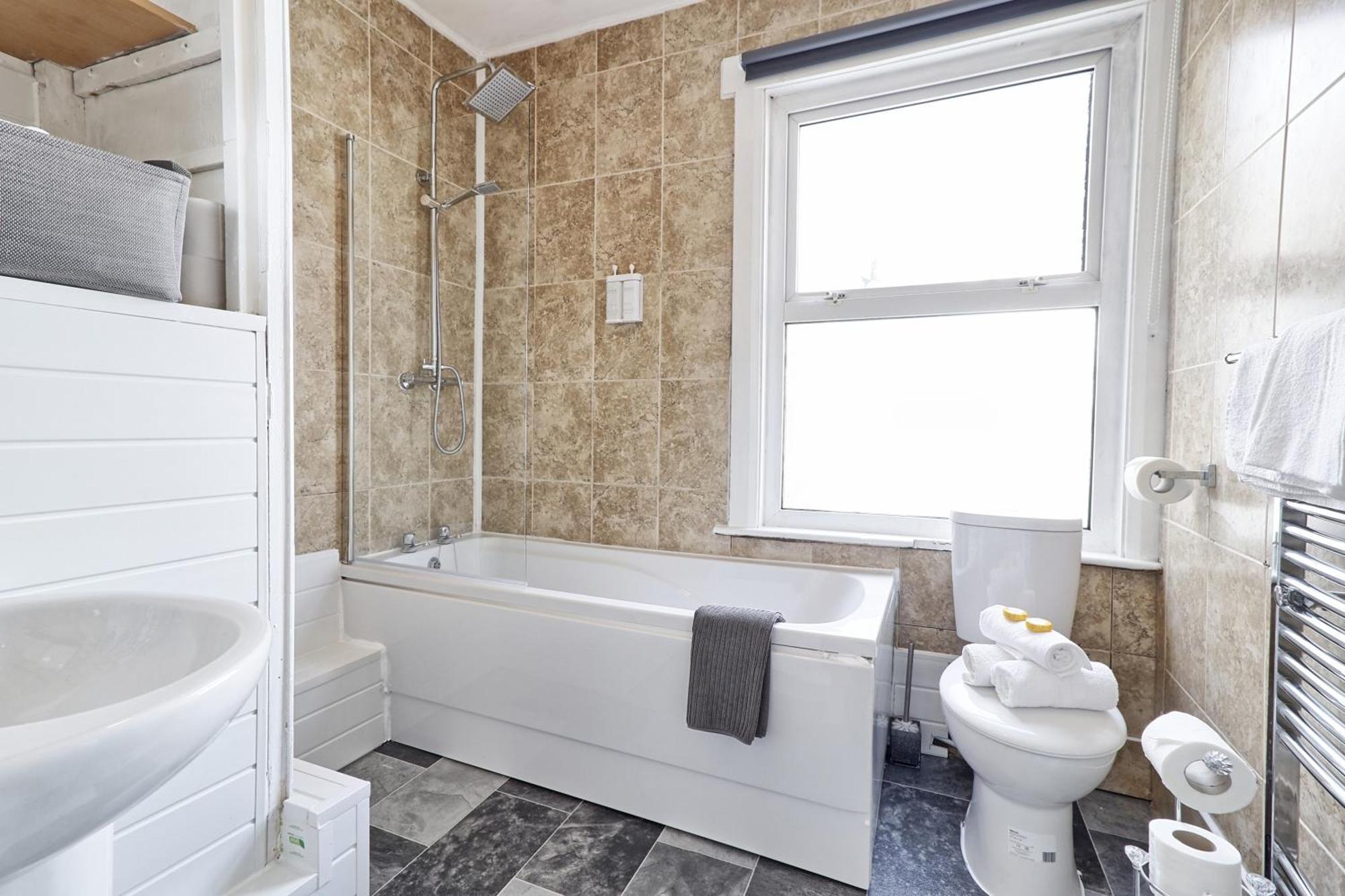 Beautiful Spacious Four Bedroom House With Parking For 2 Cars, 5 Minute Walk To Southend Station Kültér fotó