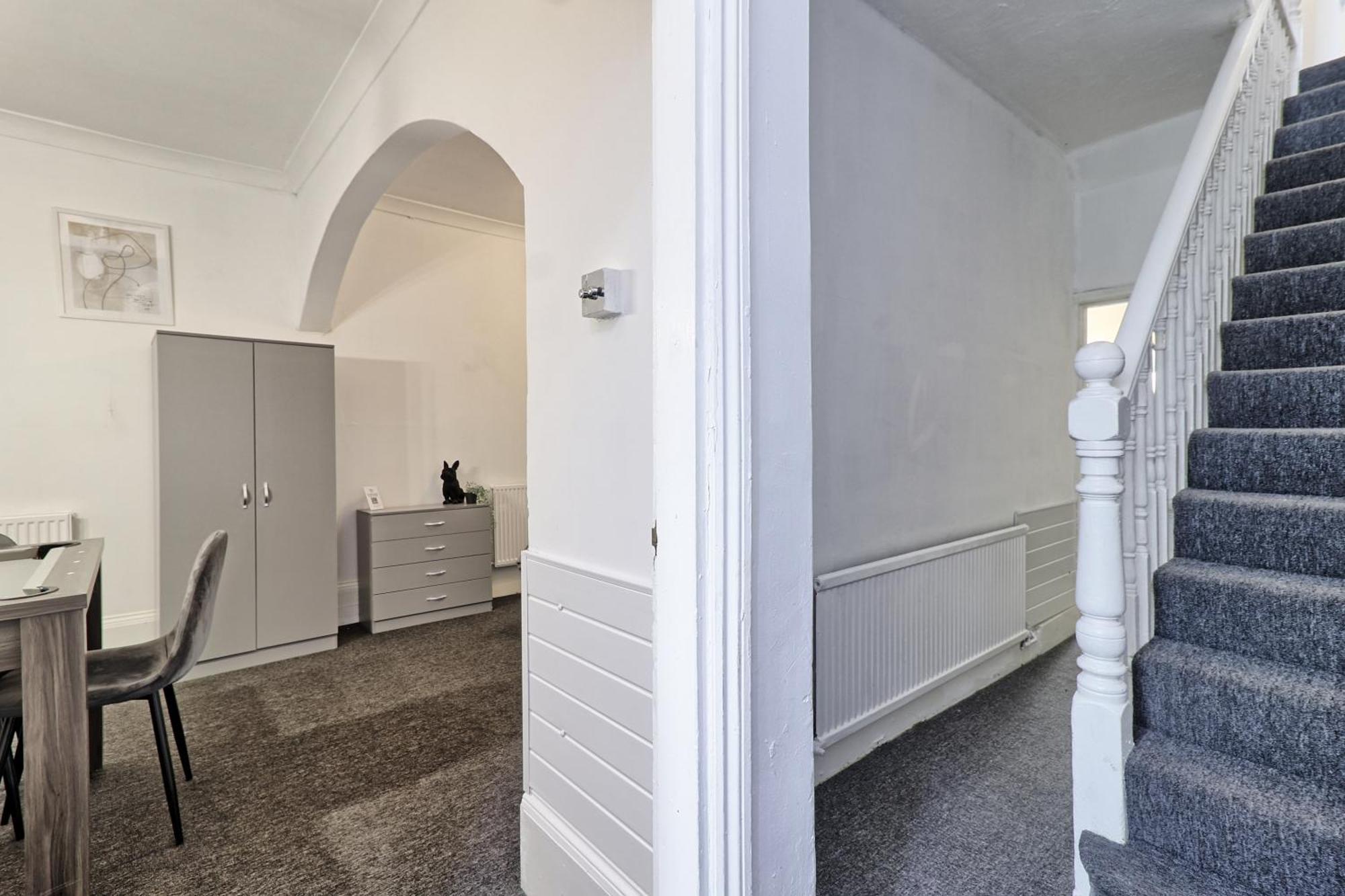 Beautiful Spacious Four Bedroom House With Parking For 2 Cars, 5 Minute Walk To Southend Station Kültér fotó