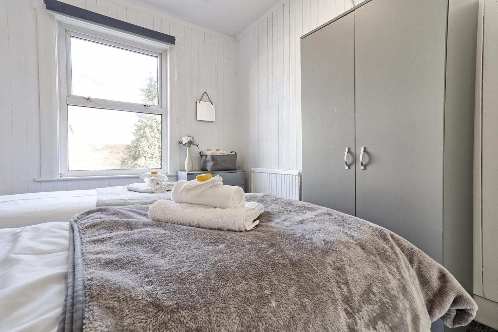 Beautiful Spacious Four Bedroom House With Parking For 2 Cars, 5 Minute Walk To Southend Station Kültér fotó