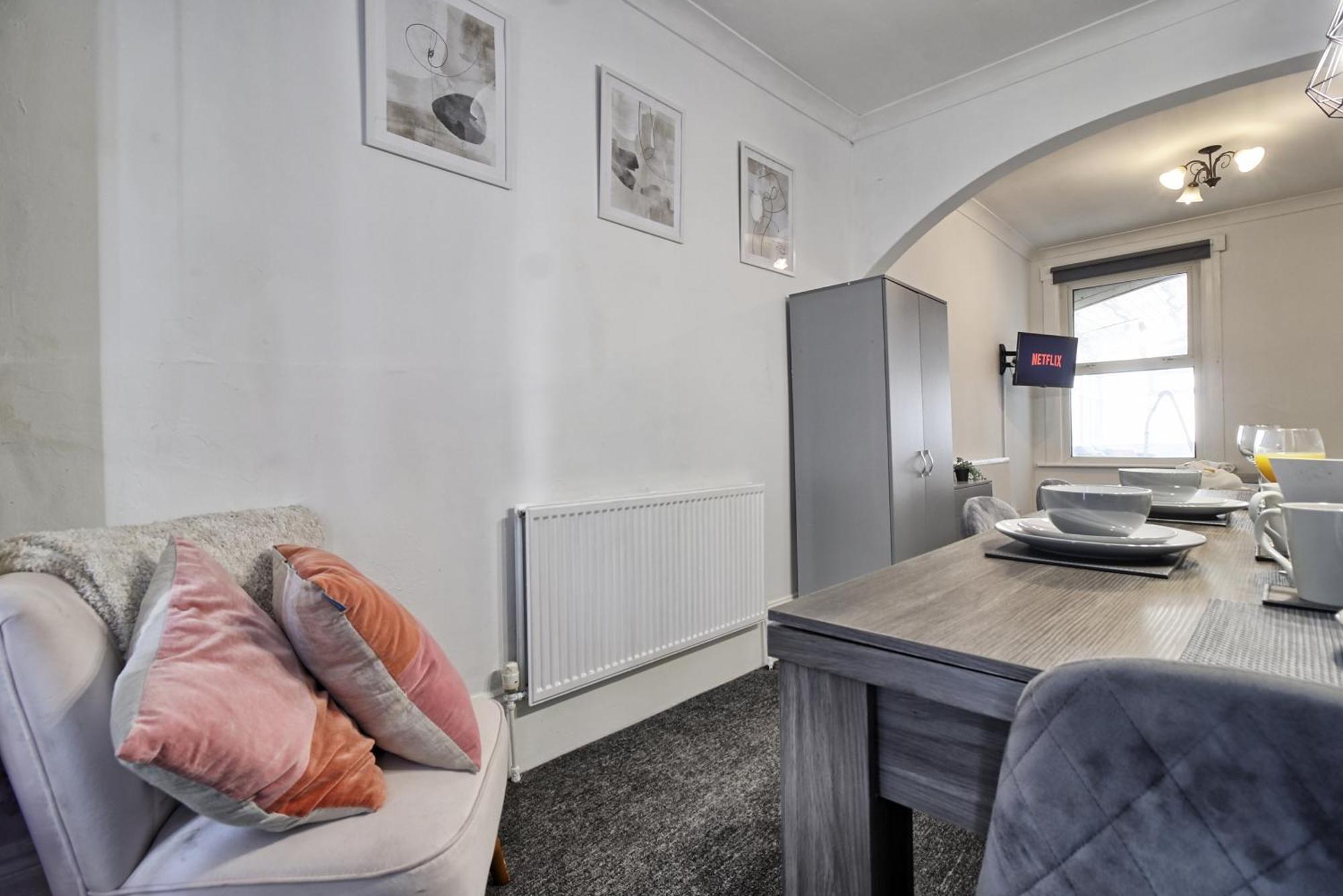 Beautiful Spacious Four Bedroom House With Parking For 2 Cars, 5 Minute Walk To Southend Station Kültér fotó