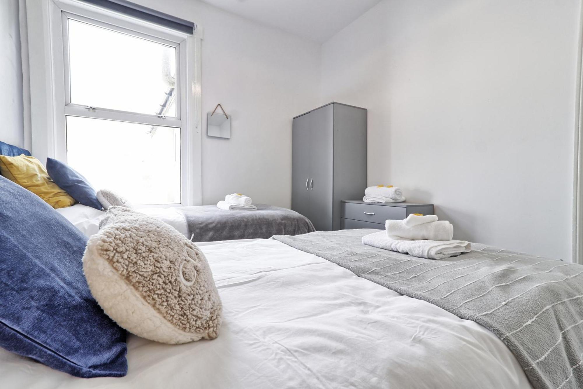 Beautiful Spacious Four Bedroom House With Parking For 2 Cars, 5 Minute Walk To Southend Station Kültér fotó