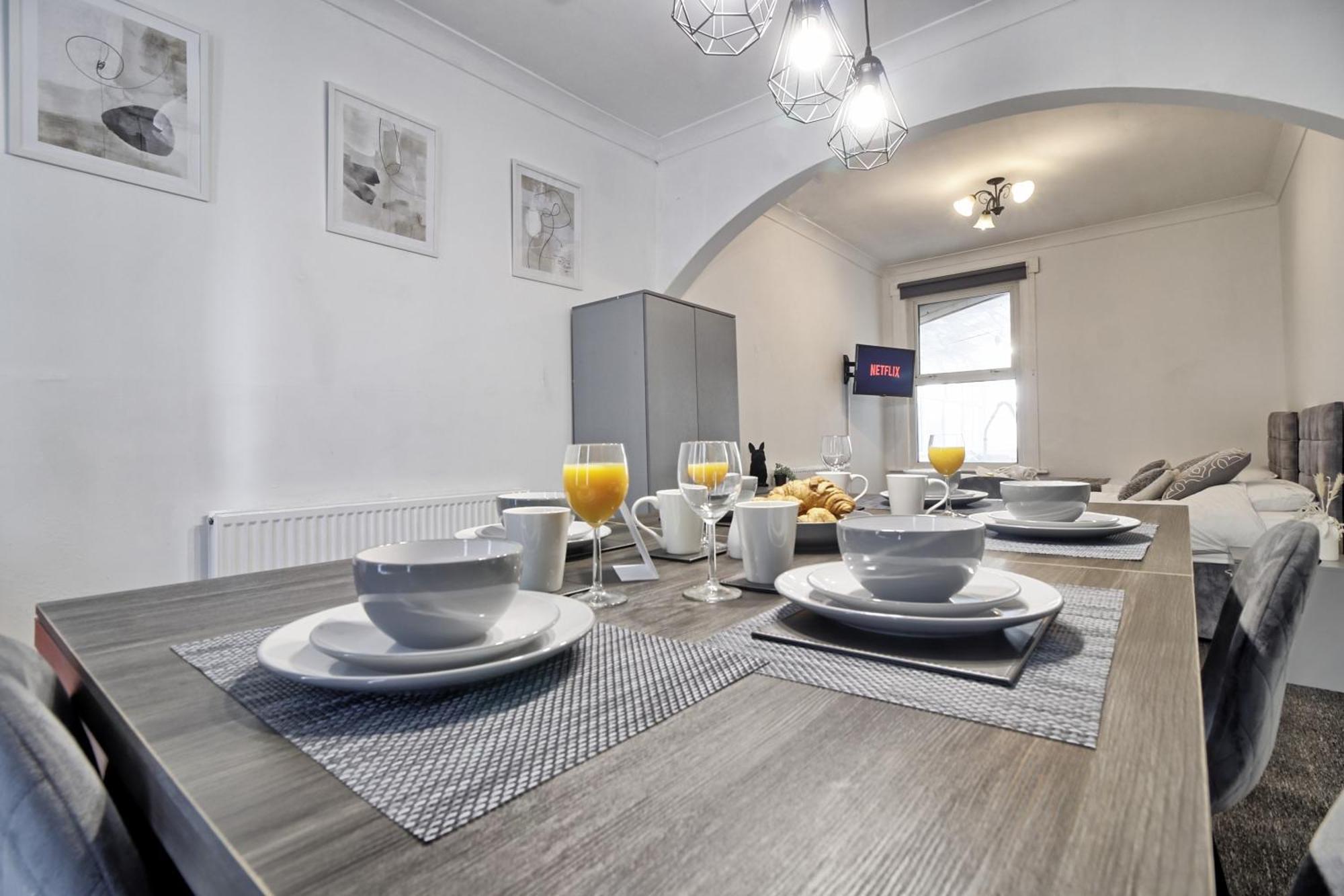 Beautiful Spacious Four Bedroom House With Parking For 2 Cars, 5 Minute Walk To Southend Station Kültér fotó