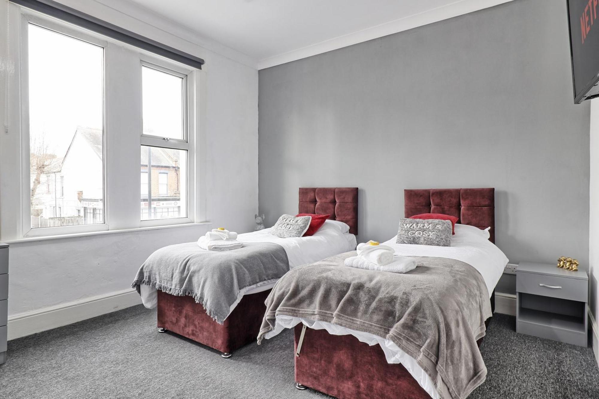 Beautiful Spacious Four Bedroom House With Parking For 2 Cars, 5 Minute Walk To Southend Station Kültér fotó