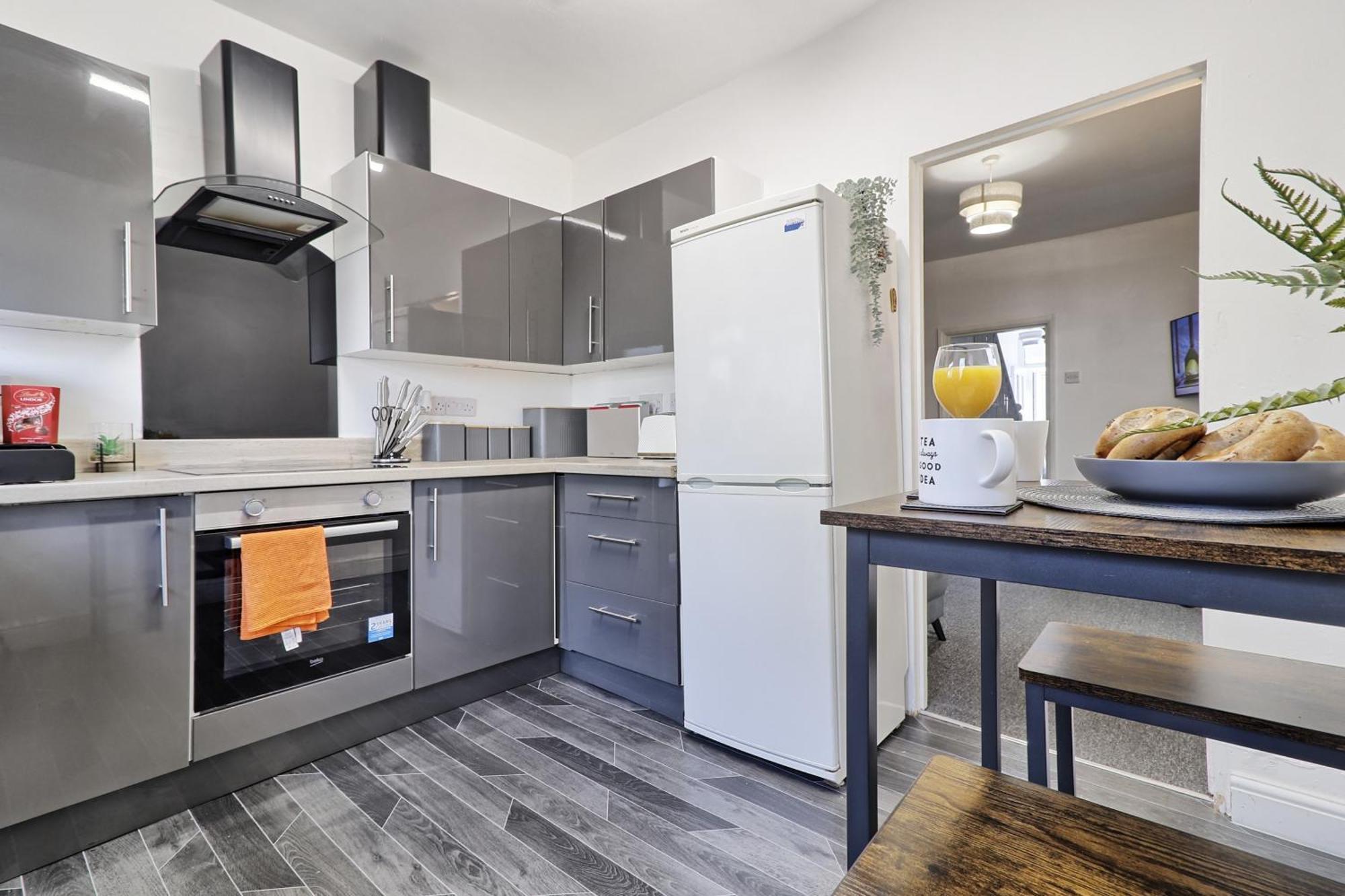 Beautiful Spacious Four Bedroom House With Parking For 2 Cars, 5 Minute Walk To Southend Station Kültér fotó