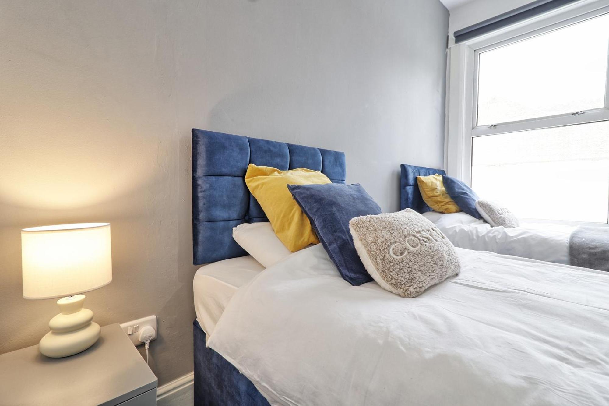 Beautiful Spacious Four Bedroom House With Parking For 2 Cars, 5 Minute Walk To Southend Station Kültér fotó
