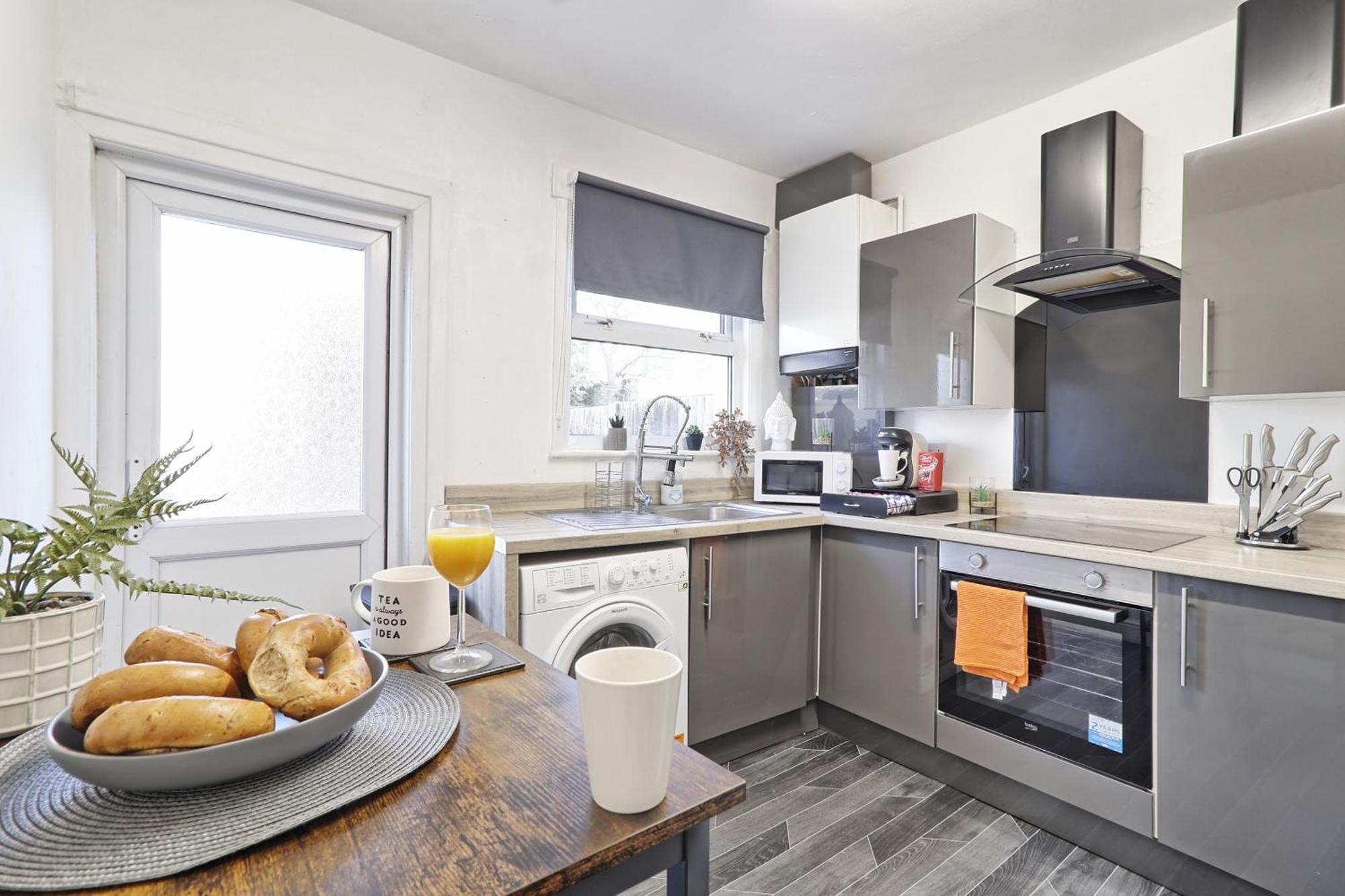Beautiful Spacious Four Bedroom House With Parking For 2 Cars, 5 Minute Walk To Southend Station Kültér fotó