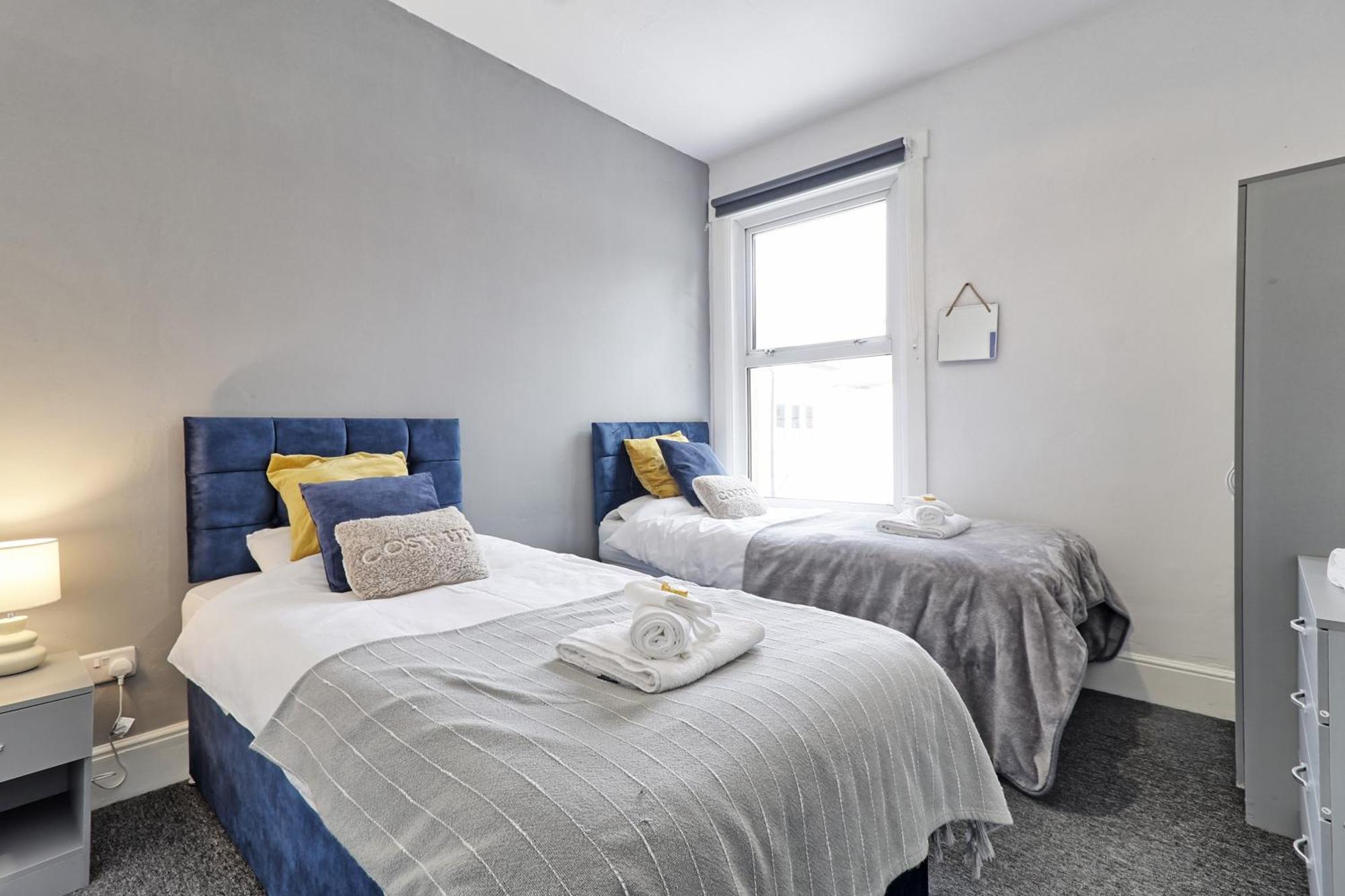 Beautiful Spacious Four Bedroom House With Parking For 2 Cars, 5 Minute Walk To Southend Station Kültér fotó