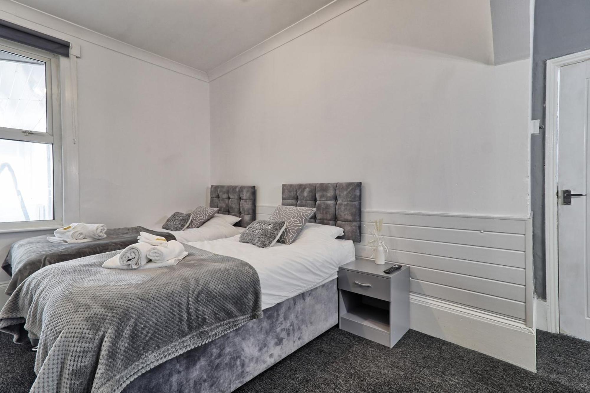 Beautiful Spacious Four Bedroom House With Parking For 2 Cars, 5 Minute Walk To Southend Station Kültér fotó