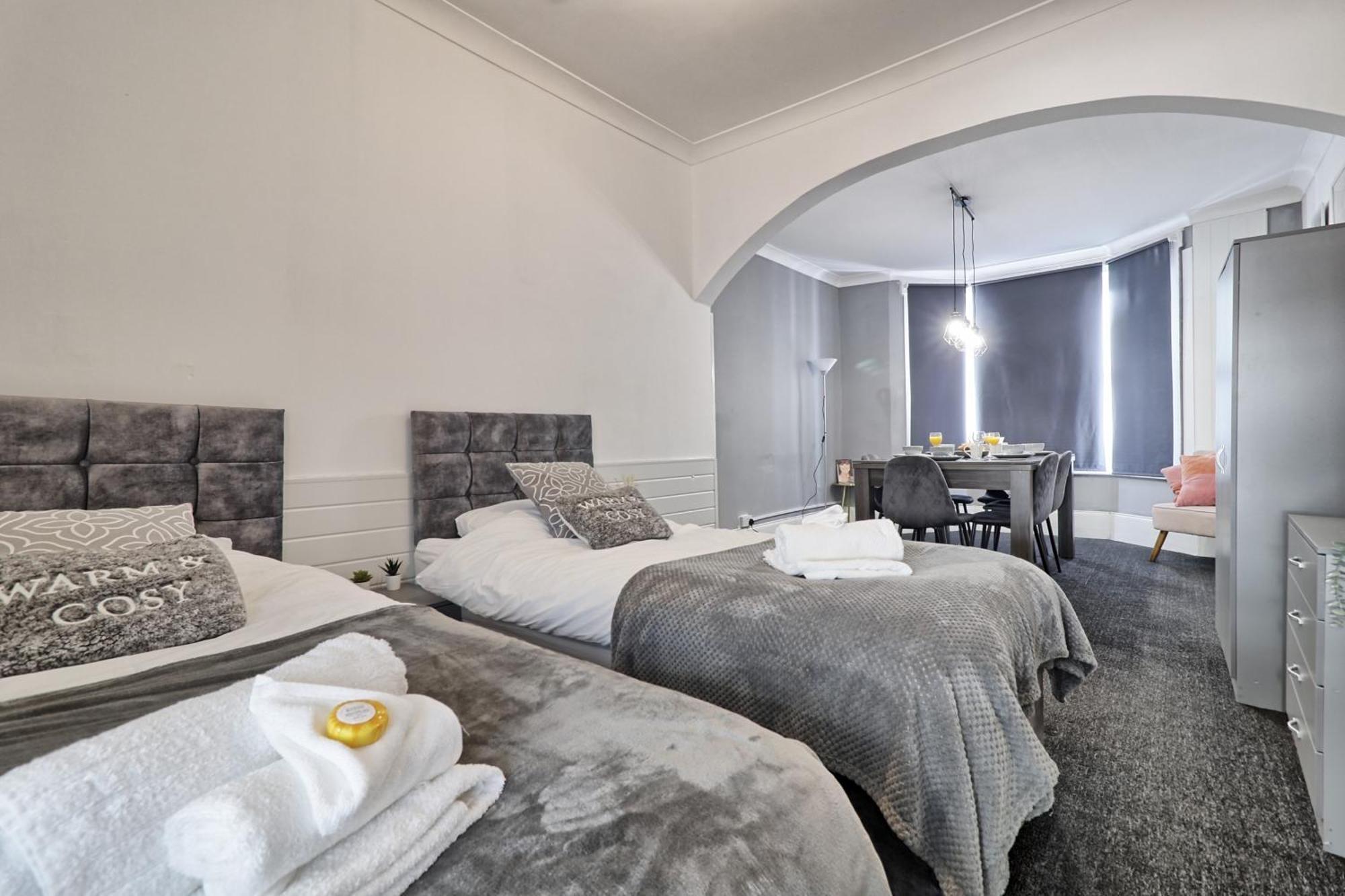 Beautiful Spacious Four Bedroom House With Parking For 2 Cars, 5 Minute Walk To Southend Station Kültér fotó