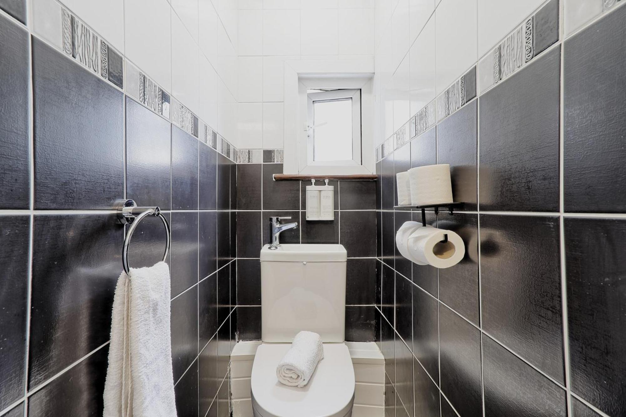 Beautiful Spacious Four Bedroom House With Parking For 2 Cars, 5 Minute Walk To Southend Station Kültér fotó