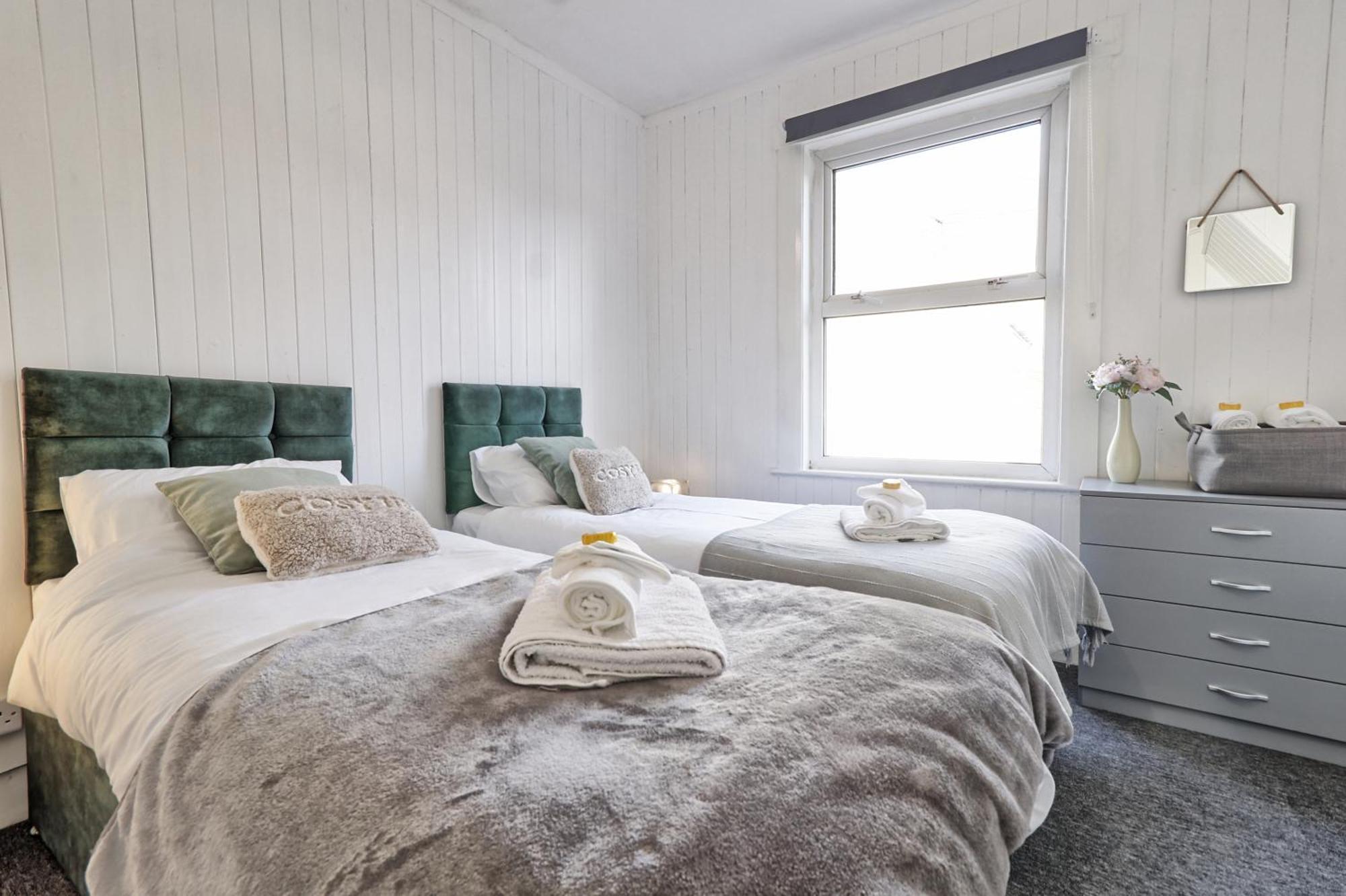Beautiful Spacious Four Bedroom House With Parking For 2 Cars, 5 Minute Walk To Southend Station Kültér fotó