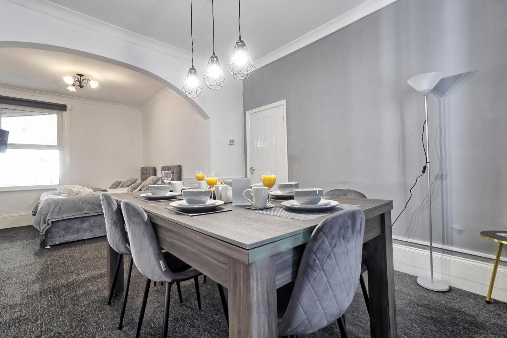 Beautiful Spacious Four Bedroom House With Parking For 2 Cars, 5 Minute Walk To Southend Station Kültér fotó